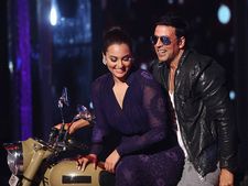 ഡിസര്‍ട്ട് സ്‌റ്റോം ബൈക്കില്‍ സോനാക്ഷിയും അക്ഷയ്കുമാറും