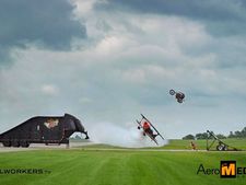 പറക്കുന്ന വിമാനത്തെ കവച്ചുചാടുന്നതെങ്ങനെ?