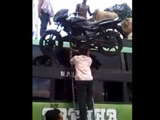 വീഡിയോ: ഇന്ത്യന്‍ സൂപ്പര്‍മാനെ കണ്ടിട്ടുണ്ടോ?