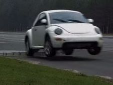 ഫോക്‌സ്‌വാഗണ്‍ കാറുകളുടെ ഉറപ്പും ബലവും ടെസ്റ്റ് ചെയ്യുന്നു