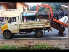 ഓമല്ലൂരില്‍ എസ്‌കവേറ്റര്‍ ട്രക്കില്‍ കയറുന്ന വിധം