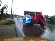 തായ്‌ലന്‍ഡില്‍ കൊക്കക്കോളം ഡെലിവറി ഒരു റിസ്‌കി ജോബാണ്!