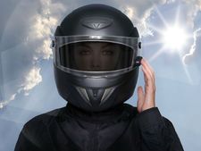 പിന്നിലെ സ്ത്രീക്കും നിര്‍ബന്ധം, സിഖ് സ്ത്രീക്ക് വേണ്ട!