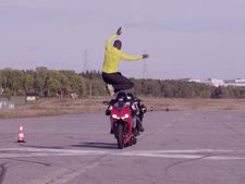 സൂപ്പര്‍ബൈക്കുകളെ കവച്ചുചാടുന്ന അല്‍ ദി ജംപര്‍