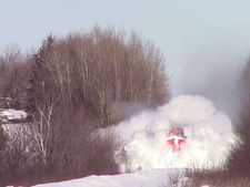 മഞ്ഞിനെ വകഞ്ഞുമാറ്റി ഓടുന്ന ട്രെയിന്‍; ഒരു മനോഹര കാഴ്ച