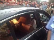 കുഞ്ഞിനെ രക്ഷിക്കാൻ ബിഎംഡബ്ല്യുവിന്റെ ചില്ല് തകർക്കരുതെന്ന് അമ്മ; സോഷ്യൽ മീഡിയയിൽ പൊങ്കാല!