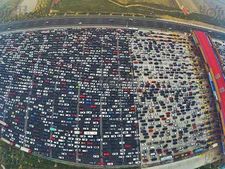 ചൈനയിലെ ഞെട്ടിക്കുന്ന ട്രാഫിക് ജാം ചിത്രങ്ങൾ വൈറലാകുന്നു!