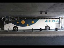 ഉയരം കുറഞ്ഞ ടണലിലേക്ക് ടൂർ ബസ്സ് ഇടിച്ചുകയറിയപ്പോൾ