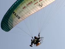 പാരാഗ്ലൈഡിംഗിൽ ദേശീയ റെക്കോർഡ് തീർത്ത് ഇന്ത്യൻ വ്യോമസേന