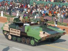 അതിർത്തിക്കാക്കുന്ന ഇന്ത്യൻ കരസേനയുടെ യുദ്ധവാഹനങ്ങൾ