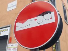 ചിരിപ്പിക്കുകയും ചിന്തിപ്പിക്കുകയും ചെയ്യുന്ന റോഡ് ചിഹ്നങ്ങൾ