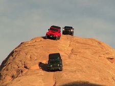320 അടി ഉയരത്തിലുള്ള മലകയറി ജീപ്പിന്റെ അതിസാഹസികത