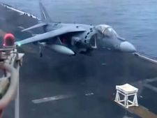 ഫൈറ്റർ ജെറ്റിന് സ്റ്റൂളിന്റെ മുകളിൽ സാഹസികമായ ലാന്റിംഗ്