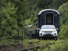 100ടൺ ഭാരമുള്ള ട്രെയിനിനെ പുഷ്പംപോലെ വലിച്ച് കാർ