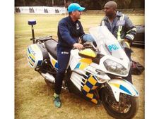 ഇന്ത്യ-സിംബാവെ പരമ്പരയ്ക്കിടെ ധോനി ചെയ്തത്?