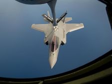 യുദ്ധകാഹളം മുഴക്കി യുഎസ് എഫ്35 പോർവിമാനം