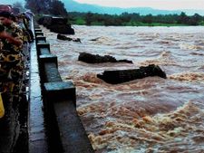 മുംബൈയിൽ പാലം തകർന്നു; ബ്രിട്ടീഷ് നിർമാണ രീതിയറിഞ്ഞാൽ ഞെട്ടും