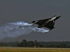 പാക് ജെഎഫ് 17 ജെറ്റിനേക്കാൾ മികച്ചത് 'തേജസ് ' ഇന്ത്യയിനി പറന്നാക്രമിക്കും!!!