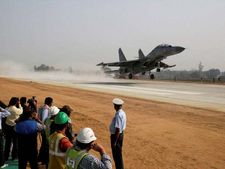 വെറുമൊരു റോഡല്ലയിത്!! യുദ്ധക്കാല എമർജൻസി ലാന്റിംഗ് സാധ്യമാക്കാവുന്ന ഇന്ത്യയിലെ ആദ്യ എക്സ്പ്