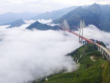 മേഘങ്ങൾക്കിടയിലൂടെ ഒരു റോഡ്; അതിസാഹസികമായ യാത്രയ്ക്ക് ചൈന ഒരുങ്ങിക്കഴിഞ്ഞു!!