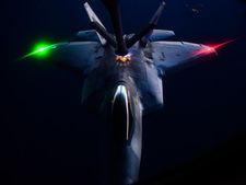 തൊട്ടാൽ വിവരമറിയുമെന്ന് ട്രംപ്; ഐഎസ് ഭീകരെ കൊന്നൊടുക്കിയ ബോംബറടക്കം കൂട്ടിനുള്ളതോ ഉഗ്രശക്തി