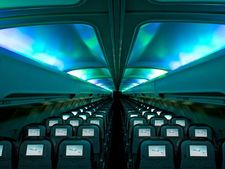 ലാന്റിംഗ് വേളയിൽ വിമാനത്തിലെ വെളിച്ചം കുറയ്ക്കാറുണ്ടല്ലോ ഇതു ജീവനക്കാരുടെ നാടകീയതയോ?