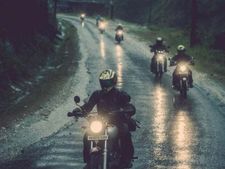 ഹെഡ്‌ലൈറ്റിട്ട് ഓടിക്കാന്‍ തയ്യാറായിക്കൊള്ളൂ; ഏപ്രില്‍ മുതല്‍ ടൂവീലറുകളില്‍ എഎച്ച്ഒ നിര്‍ബന്ധം