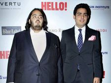 ജൂനിയര്‍ അംബാനിമാര്‍ മത്സരിക്കുകയാണോ? 'ചേട്ടന്റെ കാറിന് 5 കോടി എങ്കില്‍ അനിയന്റെ കാറിന് 9 കോടി രൂപ'