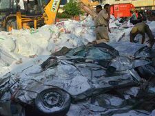 ട്രക്കിനടിയില്‍ അകപെട്ട മാരുതി സ്വിഫ്റ്റ്; അതിദാരുണം കാറിന്റെ ഈ ചിത്രങ്ങള്‍