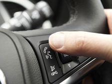 ഡ്രൈവിംഗിനിടെയുള്ള ഹാന്‍ഡ്‌സ്ഫ്രീ മൊബൈല്‍ ഉപയോഗം നിയമലംഘനമാണോ?