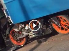 ബസിന് പിന്നില്‍ ഇടിച്ചിറങ്ങി ഡ്യൂക്ക് 390; റൈഡര്‍ അത്ഭുതകരമായി രക്ഷപ്പെട്ടു — കെടിഎം ആളെക്കൊല്ലിയോ?