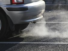 കാര്‍ സൈലന്‍സറില്‍ നിന്നും കറുത്ത/വെളുത്ത പുക ഉയരുന്നുണ്ടോ? കാരണം ഇതാണ്!