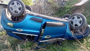 നെക്‌സോണ്‍ വീണത് ഇരുപതടി താഴ്ചയിലേക്ക്; യാത്രക്കാര്‍ സുരക്ഷിതര്‍!