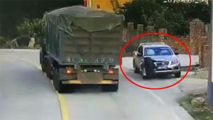 ഊരിത്തെറിച്ച ടയറില്‍ നിന്നും യുവാവ് രക്ഷപ്പെട്ടത് അത്ഭുതകരമായി — വീഡിയോ