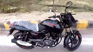 പുതിയ നിറങ്ങളില്‍ ബജാജ് പള്‍സര്‍ 150 ക്ലാസിക്