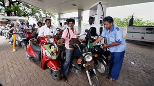 ഹോസുകളുടെ നിറം മാറ്റണം, പെട്രോള്‍ പമ്പുകളുടെ തട്ടിപ്പ് തടയാന്‍ പുതിയ നിര്‍ദ്ദേശം