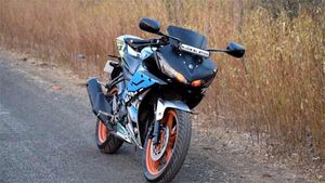 ഫിംഗര്‍പ്രിന്റ് സ്റ്റാര്‍ട്ടും ക്രൂയിസ് കണ്‍ട്രോളും — യമഹ R15 സ്മാര്‍ട്ടാവുമ്പോള്‍