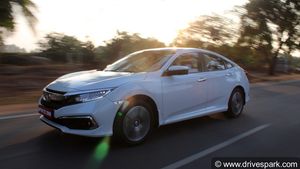 വലിയ സെഡാനുകളുടെ ലോകത്ത് ഹോണ്ട സിവിക് — റിവ്യു