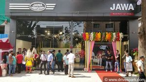 ഡീലര്‍ഷിപ്പില്‍ സെഞ്ചുറിയടിച്ച് ജാവ