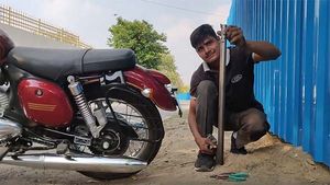 ജാവയ്ക്ക് ബുള്ളറ്റിന്റെ മുഴക്കമില്ലെന്ന് പരാതി, എളുപ്പ വഴി കണ്ടെത്തി ഉടമ — വീഡിയോ