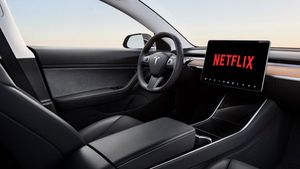 ടെസ്‌ല കാറില്‍ ഇനി യൂട്യൂബും നെറ്റ്ഫ്‌ളിക്‌സും കാണാം; ഈ നിബന്ധന ബാധകം