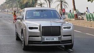 2020 നിരത്തില്‍ ഇത് ആദ്യ കാഴ്ച; അംബാനിയുടെ റോള്‍സ് റോയ്‌സ് സമൂഹമാധ്യമങ്ങളില്‍ വൈറല്‍