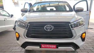 പുറത്തിറങ്ങും മുമ്പ് ഡീലർഷിപ്പുകളിലെത്തി ടൊയോട്ട ഇന്നോവ ഫെയ്‌സ്‌ലിഫ്റ്റ്