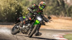 KLX 300SM നവീകരിച്ച പതിപ്പിനെ വെളിപ്പെടുത്തി കവസാക്കി