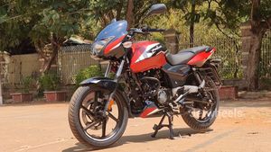 മാറ്റ് റെഡ് അഴകിലൊരുങ്ങി ബജാജ് പൾസ്ർ 150 ഇരട്ട ഡിസ്ക് വേരിയന്റ്