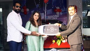 മെര്‍സിഡീസ് ബെന്‍സിന്റെ വലിയ ആരാധിക; C-ക്ലാസ് സ്വന്തമാക്കി നടി ഭാവന