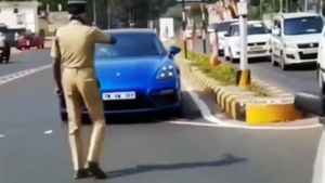 ട്രാഫിക് നിയമം തെറ്റിച്ചു; ദുല്‍ഖര്‍ സല്‍മാന്റെ കാര്‍ പുറകോട്ടെടുപ്പിച്ച് പൊലീസ്, വീഡിയോ