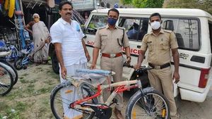 കുട്ടി കുറ്റത്തിന് ചൂരൽ കഷായത്തിന് പകരം സൈക്കിൾ സമ്മാനിച്ച് പൊലീസ്