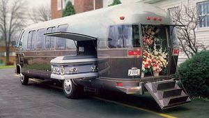 ഭീതി പരത്തും വാംപയർ ഗെയിം റൂമായി മാറിയ 1982 എയർസ്ട്രീം ഫ്യൂണറൽ കോച്ച്