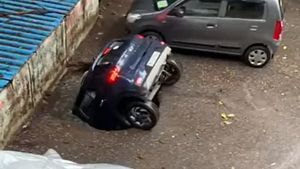 എളുപ്പവഴികൾ ചിലപ്പോൾ തിരിച്ചടിയായേക്കാം; പാർക്കിംഗിൽ സിങ്ക് ഹോളിൽ മുങ്ങിത്താണ് ഹ്യുണ്ടായി വെന്യു